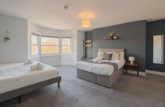 The Pavilion Home | Sleeps 10 | FREE Parking