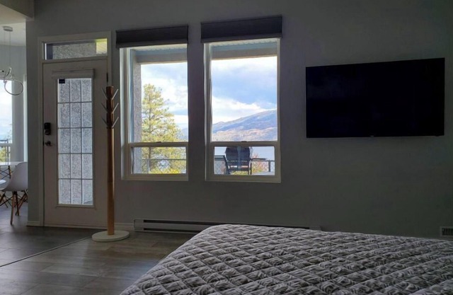 The Peach Sunrise Studio - Panoramic Lake Views!