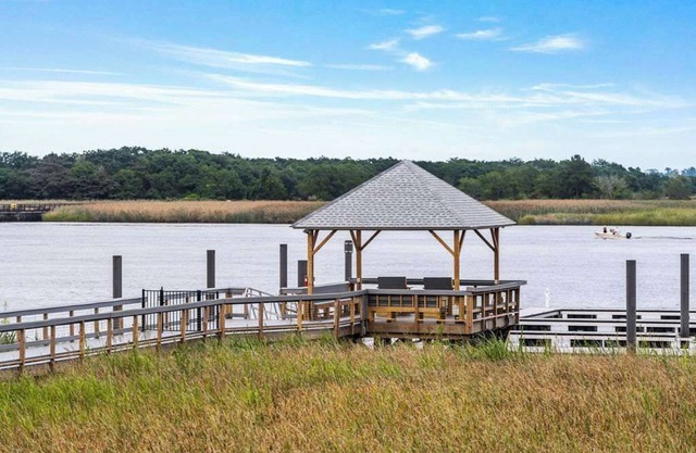 The Pelican | Clubhouse, Pool, + Boat Slip!