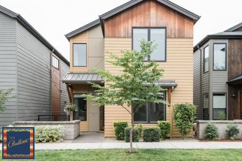 THE PENDLETON - Walkable - Arcade Loft - Modern- Light & Bright
