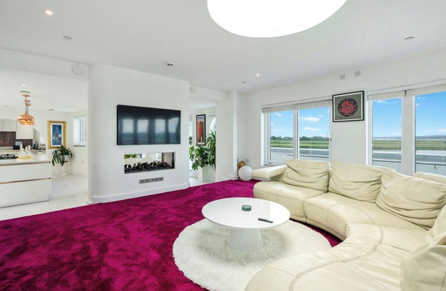 THE PENTHOUSE - MARINE HOUSE, family friendly in Milford On Sea