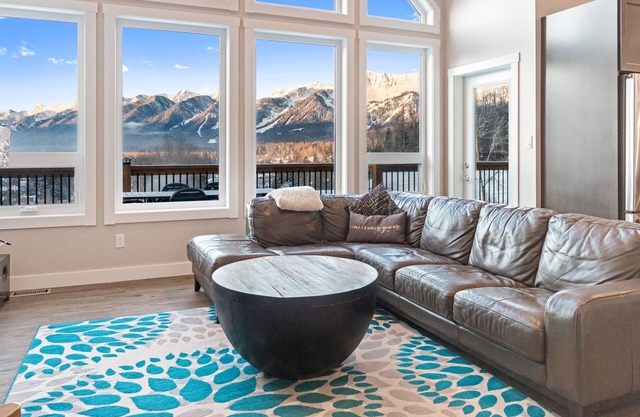 The Perch, Fernie - Panoramic Views, 6 Beds, A/C, BBQ, Game Room