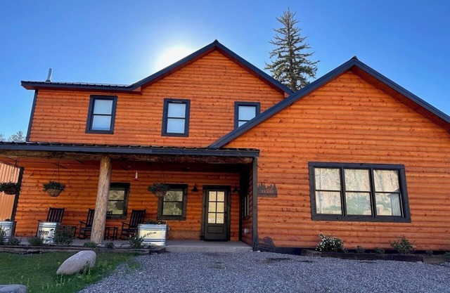 The perfect cozy riverside getaway close to Wolf Creek Ski Area & pet friendly