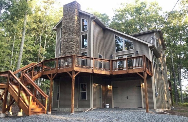 The Perfect Mountain-Swim-ski-hike-Chefs kitchen-Modern new built and cozy !