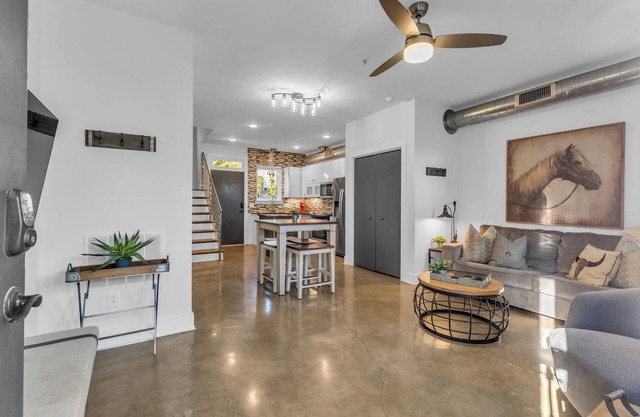 The Perfect Nashville Getaway, Rooftop Deck, Sleeps 6, minutes from downtown!