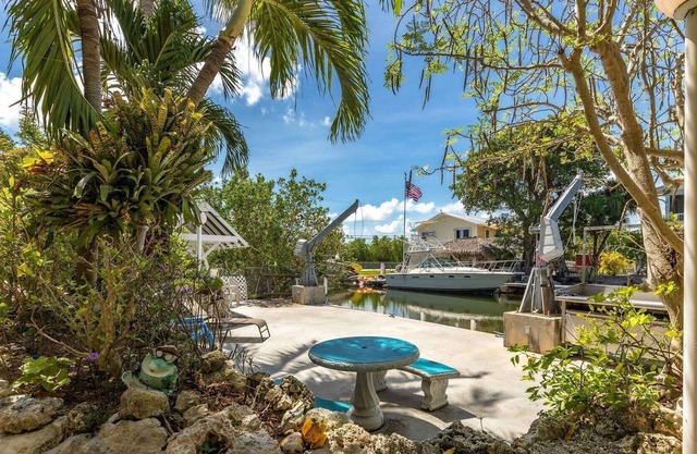 The Pineapple Cottage: Live Your Best Keys Life, 3BR Canal Front Home, Dockage & Pet-Friendly Bliss!