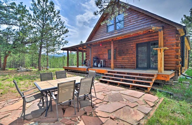 The Pinecone Palace with Hiking Trail Access!