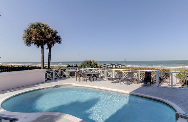 The Pink Palace- Gulf front townhouse with private pool & large patio, sleeps 12