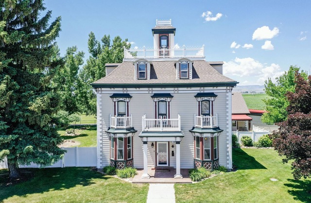 The Pond House, a historic country home great for large family gatherings!