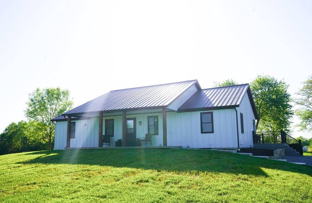 The Pond View House - quiet country getaway w/hot tubn