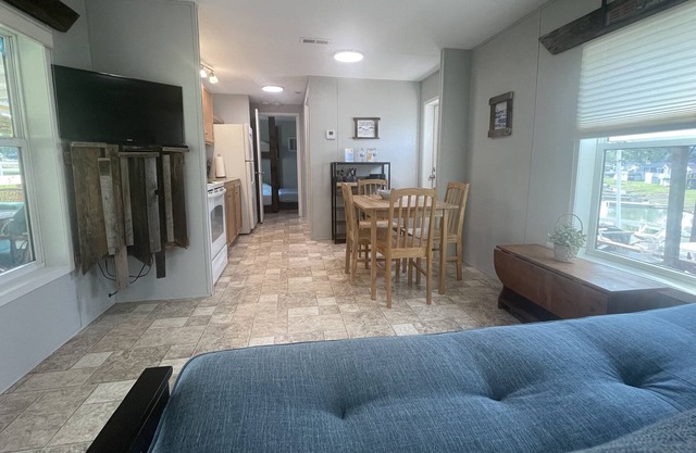 The Pontoon! Family-friendly tiny Cottage overlooking lake cove!