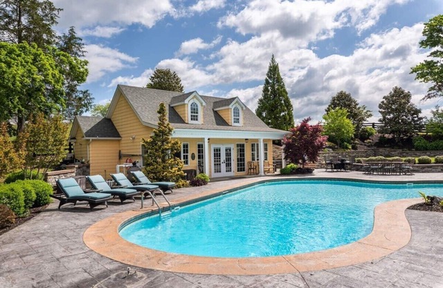 The Pool House: Hot Tub + Pool + 15 mins downtown