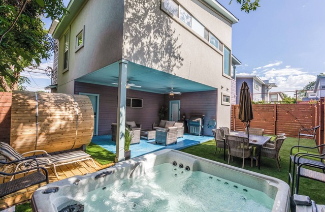 The Q - A modern Austin House w/7 Beds, 3 baths Hot Tub, Golf Sim + DT