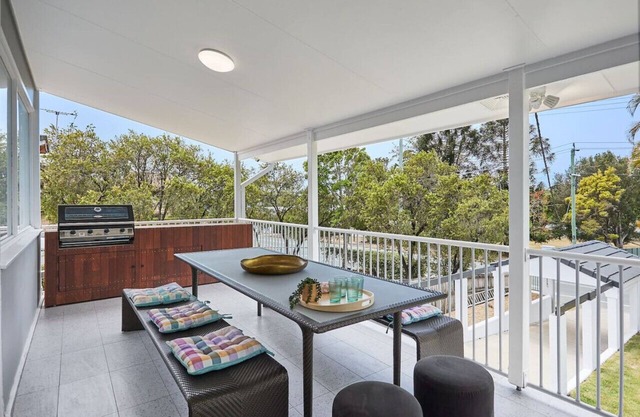 THE QUEENSLANDER! Impressive Entertainer. Private yards & Multiple Parking 90Days plus