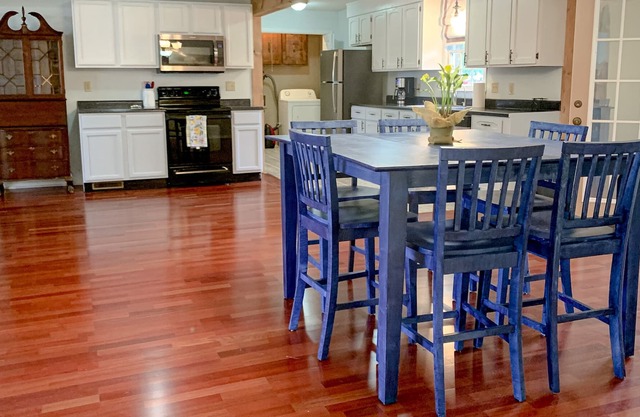 The Ranch: Sleeps 10-Charming Spacious,Convenient