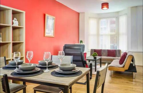 The Red Retreat, 7 Beds, Garden, Free Parking, Contractors, Fast Wifi, Smart TV