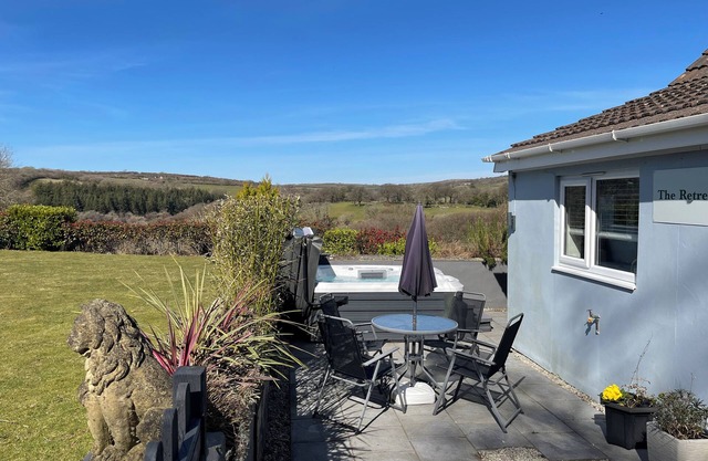 THE RETREAT, pet friendly, with hot tub in Bodmin