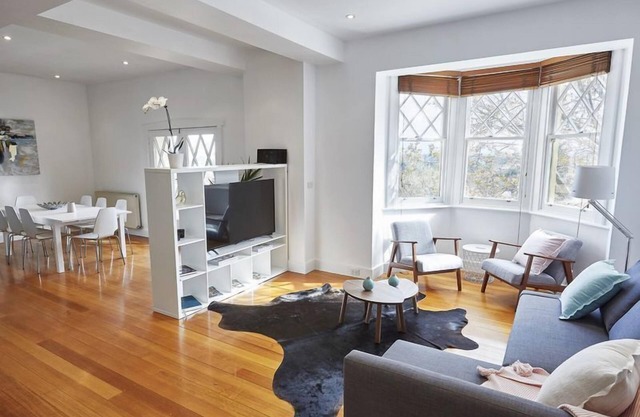 The Ritz- large St Kilda apartment w amazing views