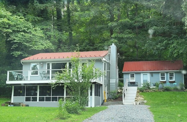 The River House: Charming 2-bedroom home on riverfront in Shepherdstown