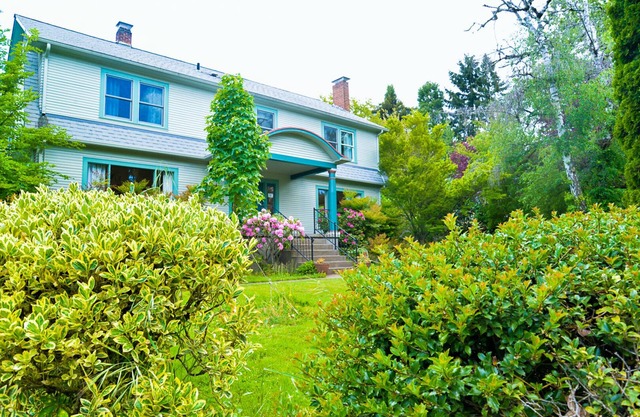 The Riverpath Inn, just steps from the Willamette river & Rose Gardens, Eugene