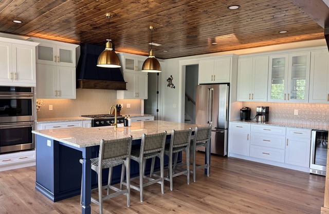 The Sapphire House- Brand new wide open floor plan! 5BR sleeps 20, w/boat slip