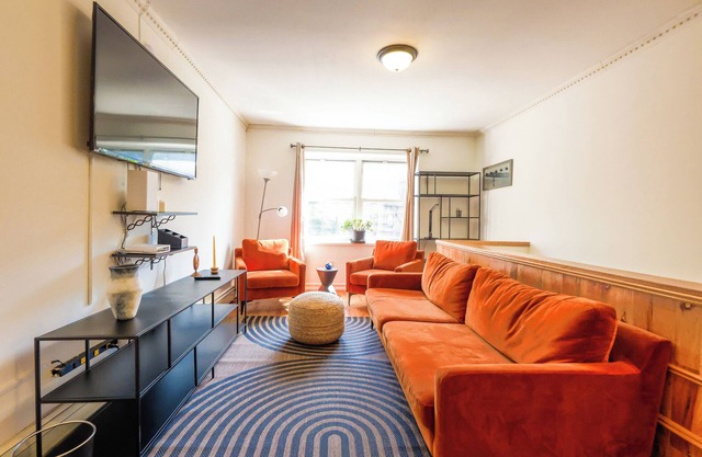 The Schenectady House - Unit 2 Standard Room/Shared Bath & Common Areas