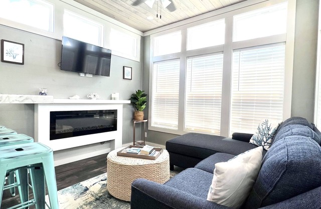 The Sea Glass House - Lakeside Tiny Home Near Orlando