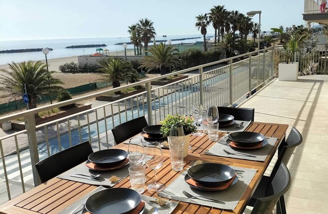 The sea in the living room, cozy sea view apartment!