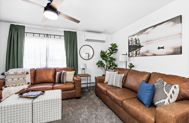 The Sly Fox - Lake/Dine/Drink/Shop - Sleeps 6/Dog-Friendly