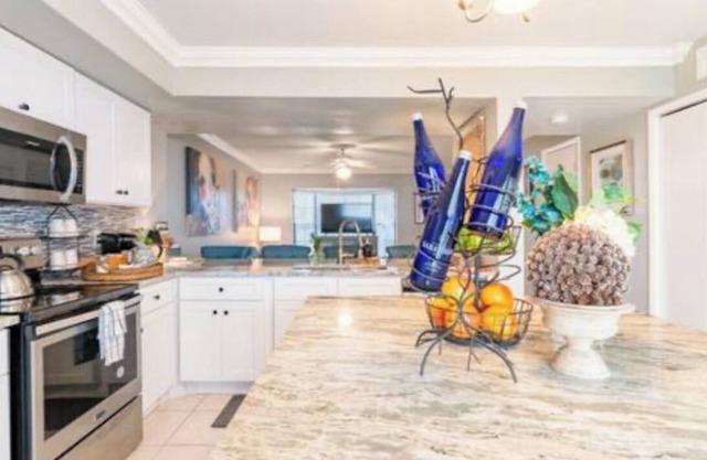 The Soho Experience Cozy, Chic Townhome w/private Courtyard, Walk to Everything!