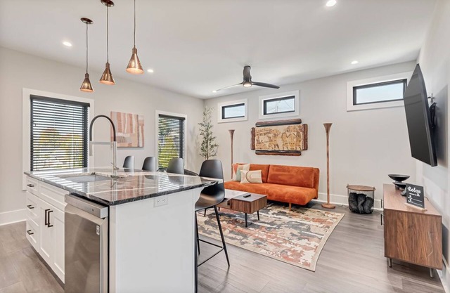 The Spot on Boone; new modern garage apt 2 blocks from GWCC & Mercedes Benz