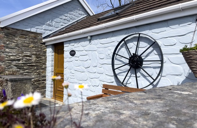 THE STABLE @ CANLLEFAES, pet friendly, with pool in Cardigan