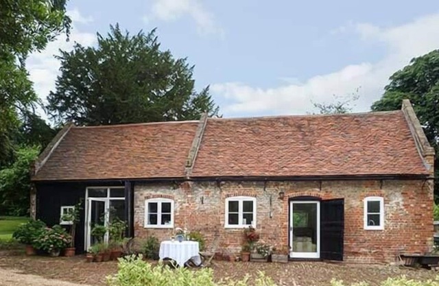 THE STABLES, family friendly, luxury holiday cottage in Upper Upnor