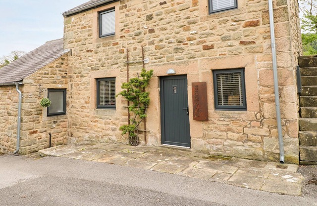 THE STABLES, family friendly, with hot tub in Rowsley
