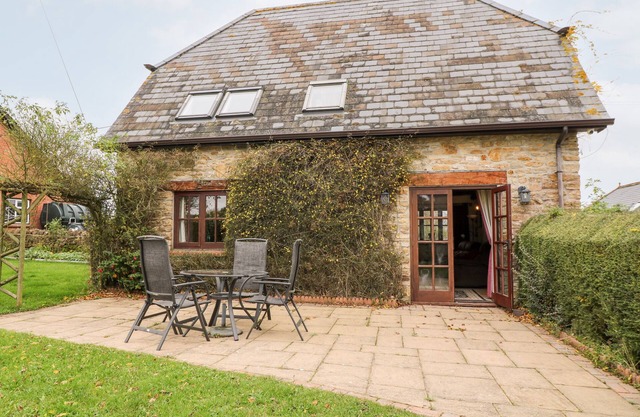 THE STABLES, pet friendly, with a garden in Hazelbury Bryan