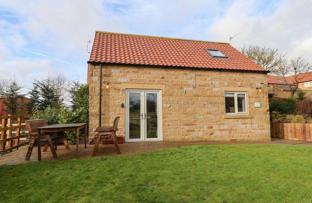 THE STABLES, pet friendly, with hot tub in Seamer, North Yorkshire