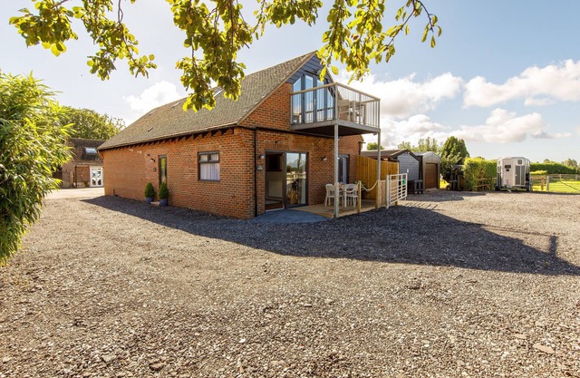 THE STABLES, romantic, character holiday cottage in Chidham