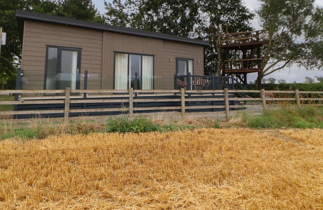 THE STANG HIDEAWAY, pet friendly, with a garden in Gainford