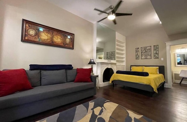 THE STEVENS STUDIO - HISTORIC DOWNTOWN LANCASTER, Contemporary Studio - Historic Downtown Lancaster