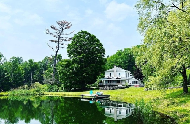The Stewart Manor, Catskills, private oasis with private lake, boat, & 11 acres