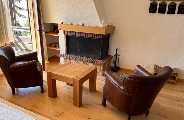 The studio is located in Les Arsets, about 1km from the start of the Fracherets ski lift, linking th