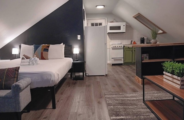 The Studio-Suite at Putnam Pike NEW APT Near PVD