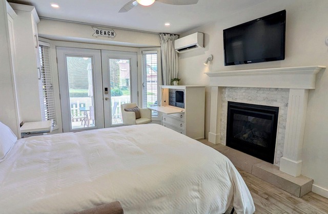 The Sunshine Suite - Near Beaches and Wineries!