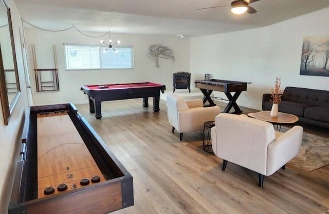 The Supreme House- Family Friendly Vacay with games and hot tubnn