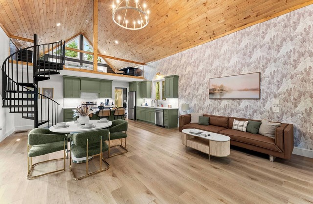 The Tallulah Cabin - Luxury Mountain Cabin - Pickleball - Hot Tub - King Beds