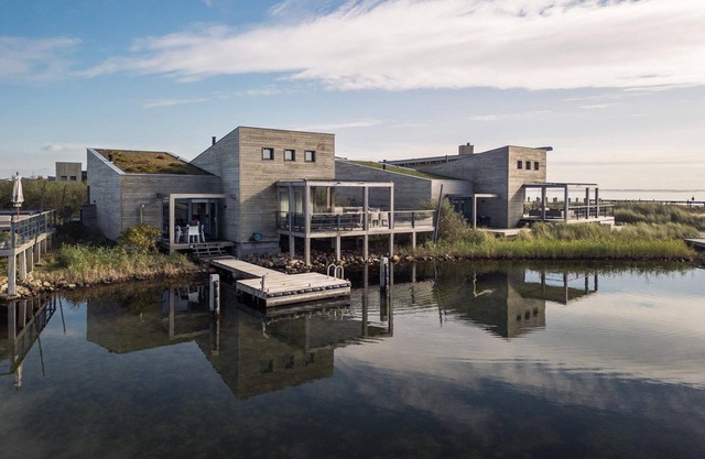 The terraces of a 4-person Villa Super VIP are located directly by the water, with access to a private swimming pier, jacuzzi and Infrared sauna.