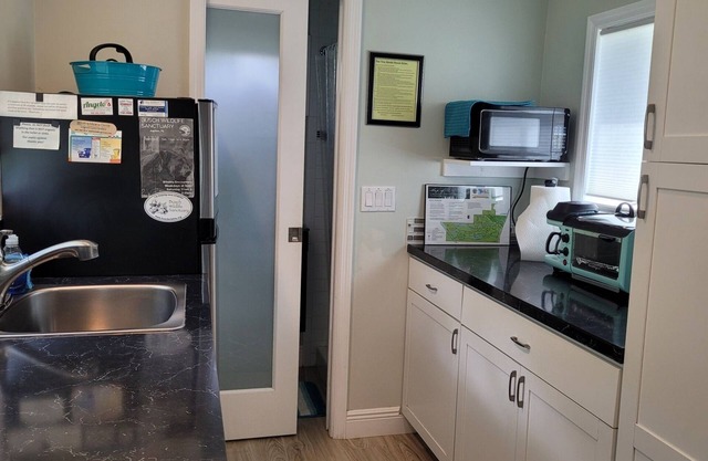 The Tiny Abode - 200 sq. ft. of private house offering all needed for your stay.
