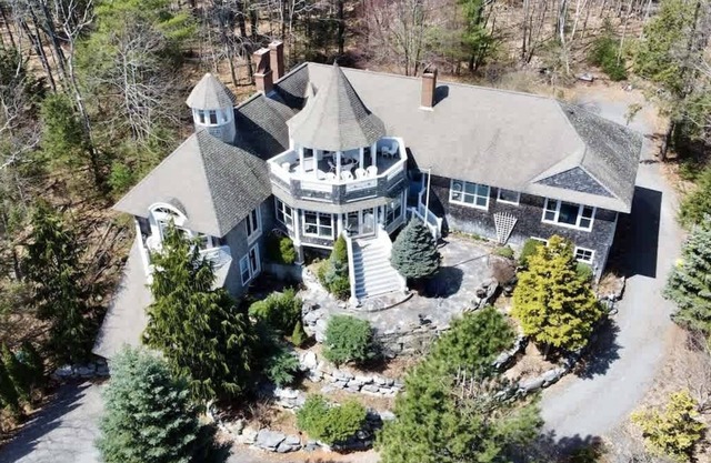 The Tree Top Apartment: Spacious 2 Bedroom Apt Walking Distance to Ogunquit Beac