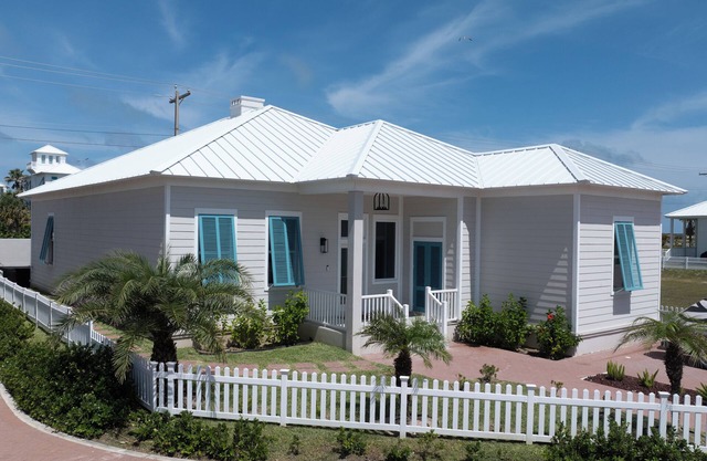 The Tropical Nomad Cottage – luxurious 3-bed, 3.5-bath Spanish-style cottage in South Padre Island