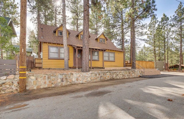 The Twin Pines Chalet + 2 min to Village + BBQ